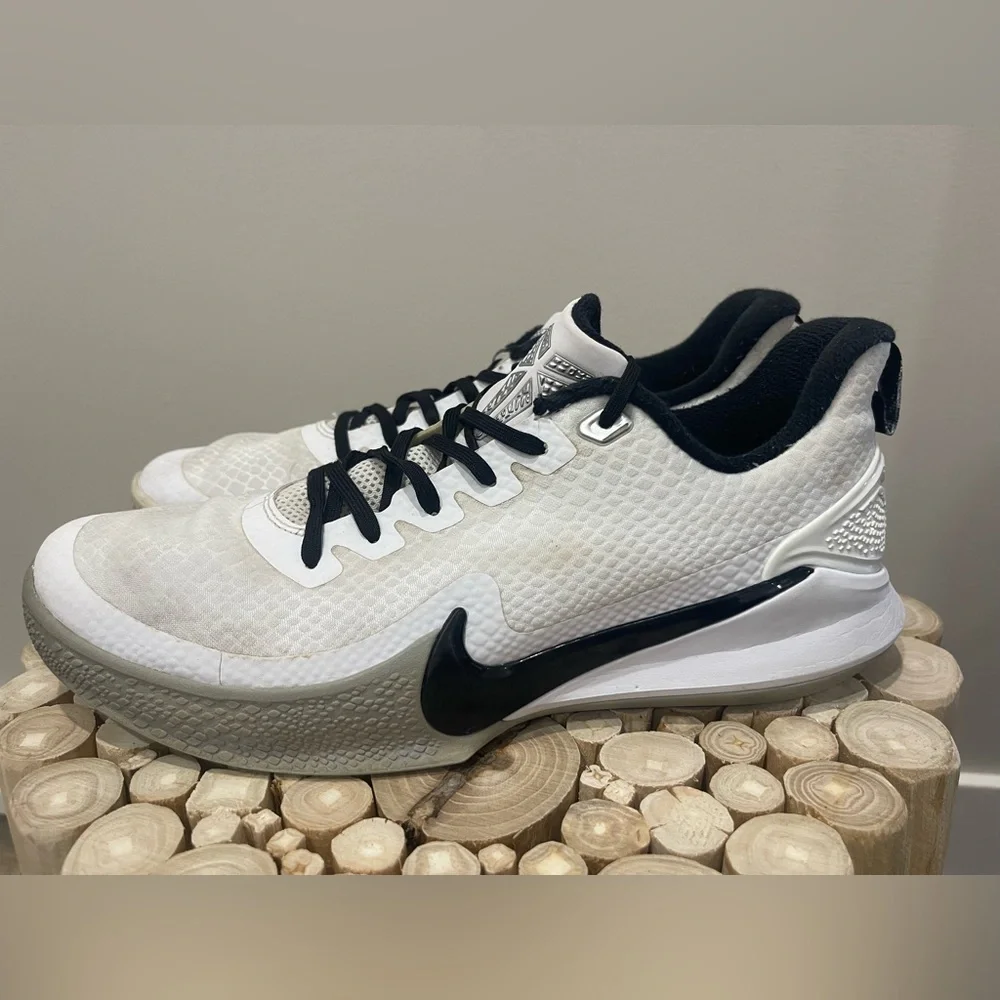 Nike Men’s Mamba AT1214-100 White and Black Athletic / Basketball Shoes Size10.5